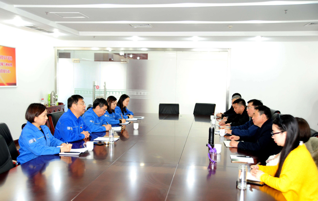 洛陽銀保監(jiān)分局副局長(zhǎng)季宏本等一行到集團(tuán)公司調(diào)研