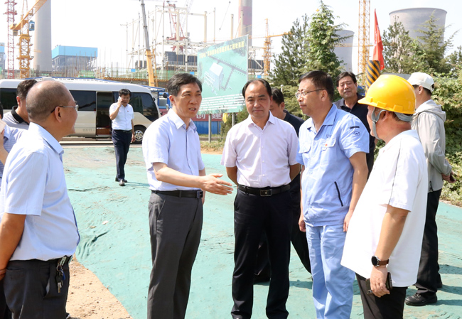 市委常委常務(wù)副市長(zhǎng)王琰君到萬基2×60萬千瓦熱電機(jī)組施工現(xiàn)場(chǎng)檢查指導(dǎo)工作