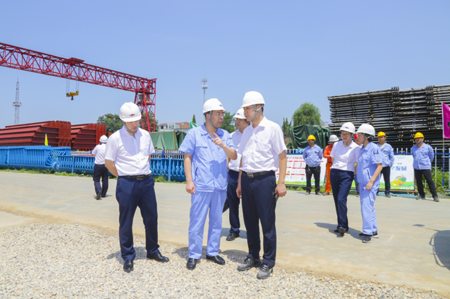 光大銀行洛陽分行行長苗長海、副行長夏冰等一行到萬基控股集團(tuán)調(diào)研