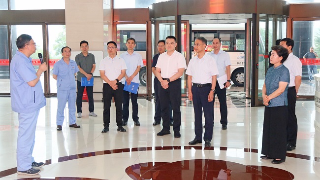 河南省總工會黨組書記、常務(wù)副主席李拴成一行到萬基控股集團調(diào)研