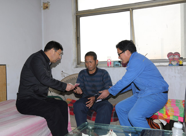 集團領(lǐng)導節(jié)前走訪慰問困難職工