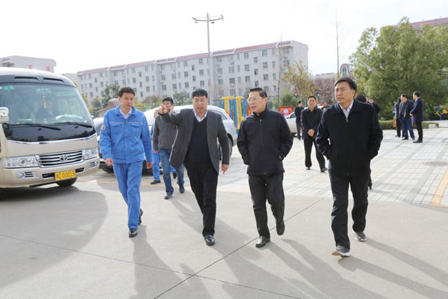 縣委書(shū)記劉冠瑜、縣長(zhǎng)郅書(shū)安到萬(wàn)基花園一小區(qū)視察指導(dǎo)工作