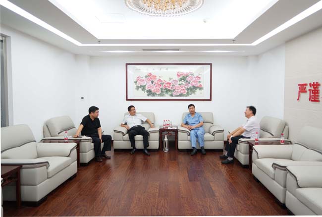 平煤神馬集團(tuán)鹽化公司副總經(jīng)理楊愛軍一行到萬基控股集團(tuán)洽談合作